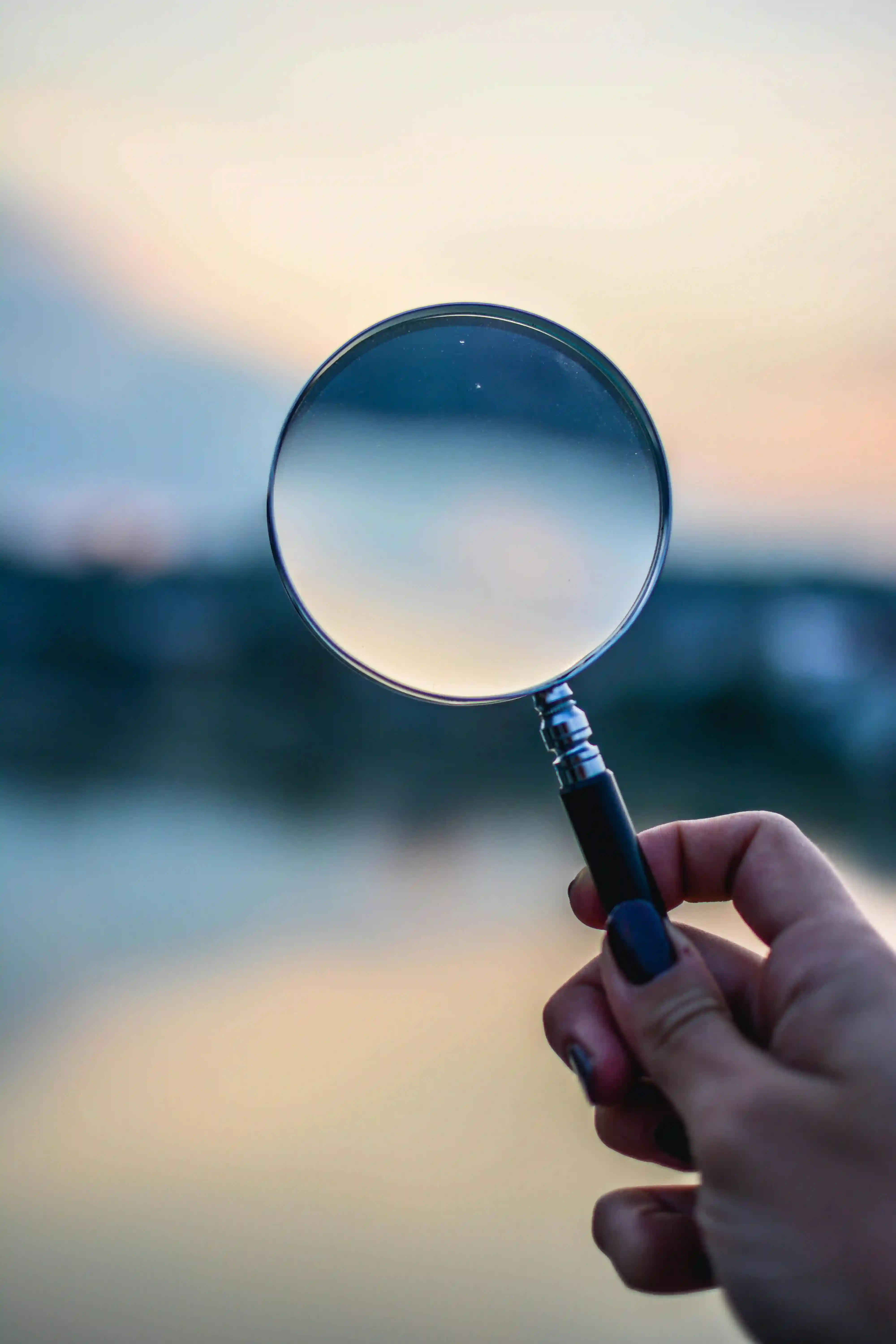 Detetive analisando um documento com uma lupa